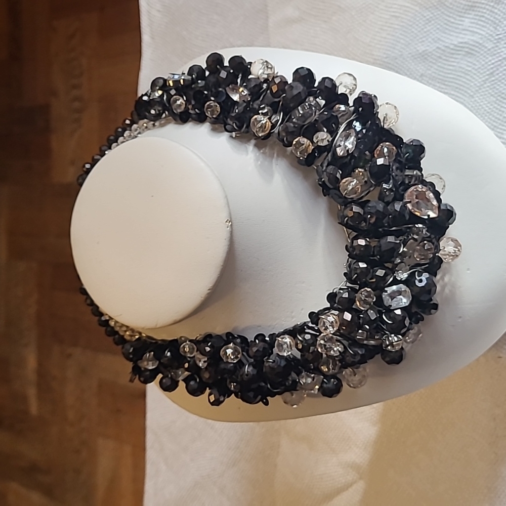 Beautiful elegant necklace for all occasions black & white